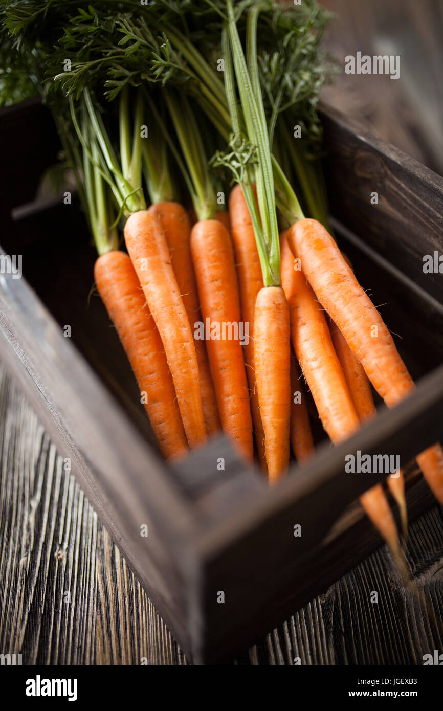 Karotte am Holztisch Stockfoto