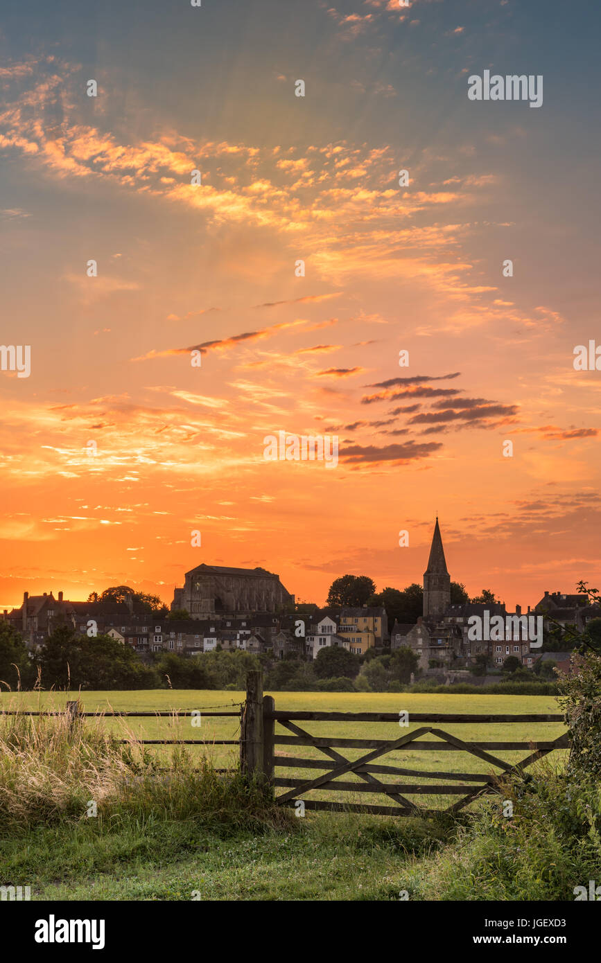 UK - nach einer Woche mit heißem Wetter im Westen, einem farbenfrohen Sonnenaufgang über Wiltshire Stadt von Malmesbury vorangeht Wettervorhersage Gewitter und ein Stockfoto
