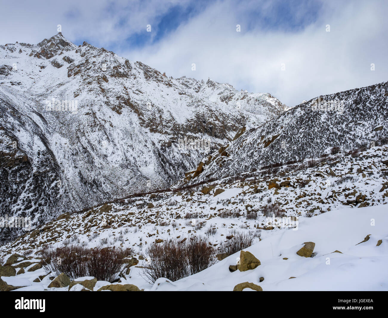 Winter-Blick auf hohen Berg in Sichuan, China Stockfoto