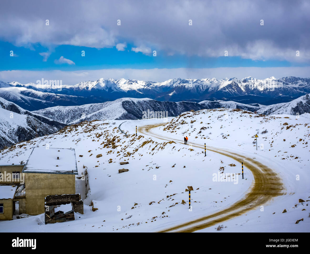 Blick auf Autobahn auf hoher Bergspitze in Sichuan China Stockfoto