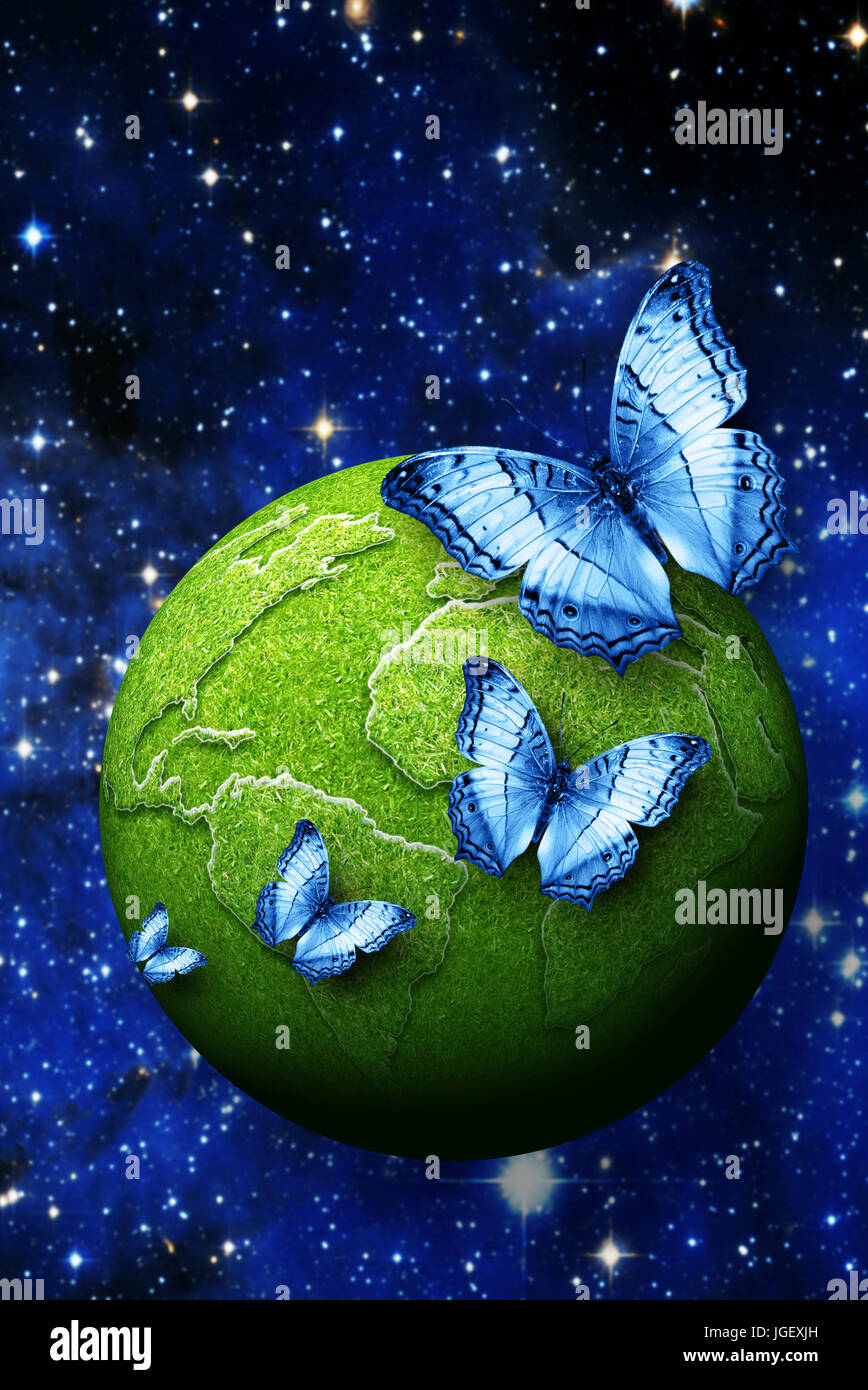 Schmetterlinge fliegen um ein grüner Planet Erde, Ökologie und Umwelt-Konzept Stockfoto