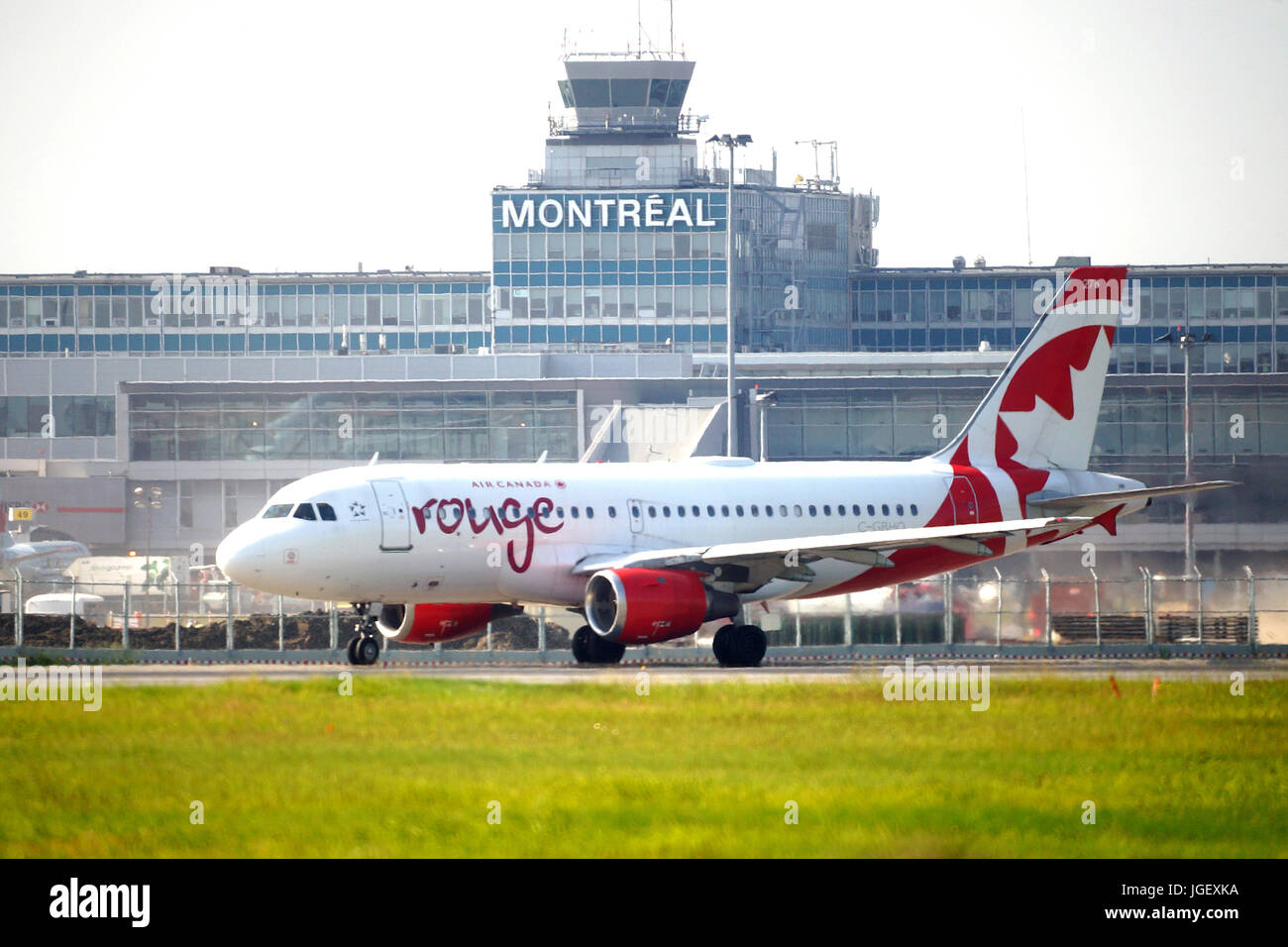 Montreal, Kanada, 6 July,2017.Air Kanada Flug Rollen auf einer Landebahn zum Abheben vom Trudeau International Airport. Kredit: Mario Beauregard/Alamy Live N Stockfoto