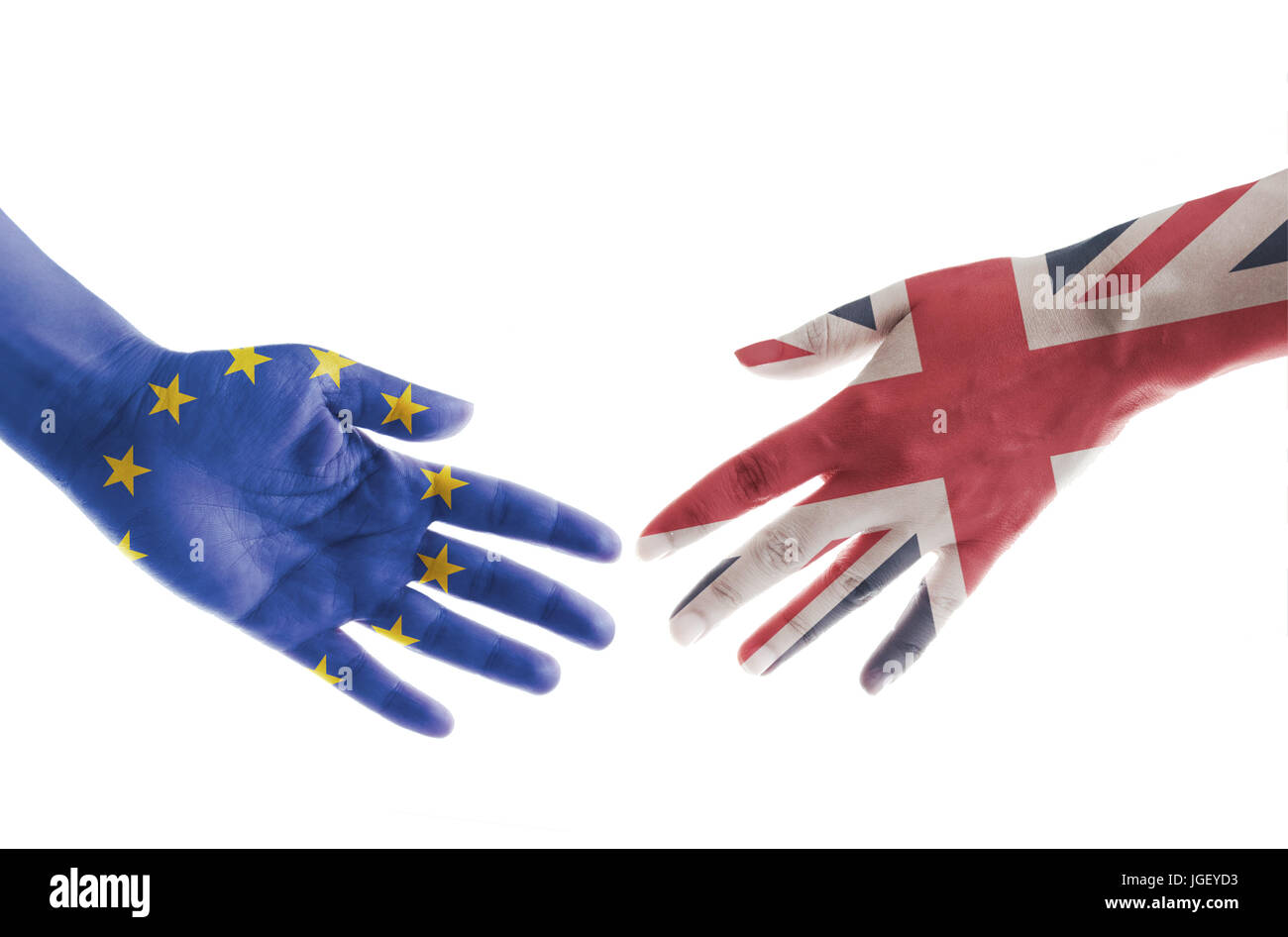 Hand bemalt mit britischen und europäischen Flaggen Griff nach einem Händedruck Stockfoto