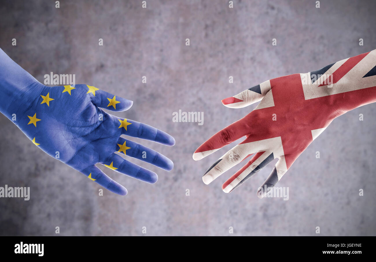 Hand bemalt mit britischen und europäischen Flagge Griff nach einem Händedruck Stockfoto