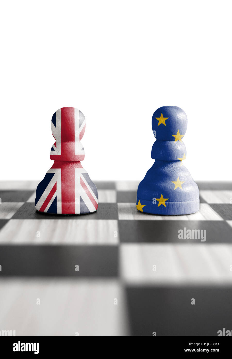 Zwei Schach Schachfiguren mit britischen und europäischen Flaggen Stockfoto
