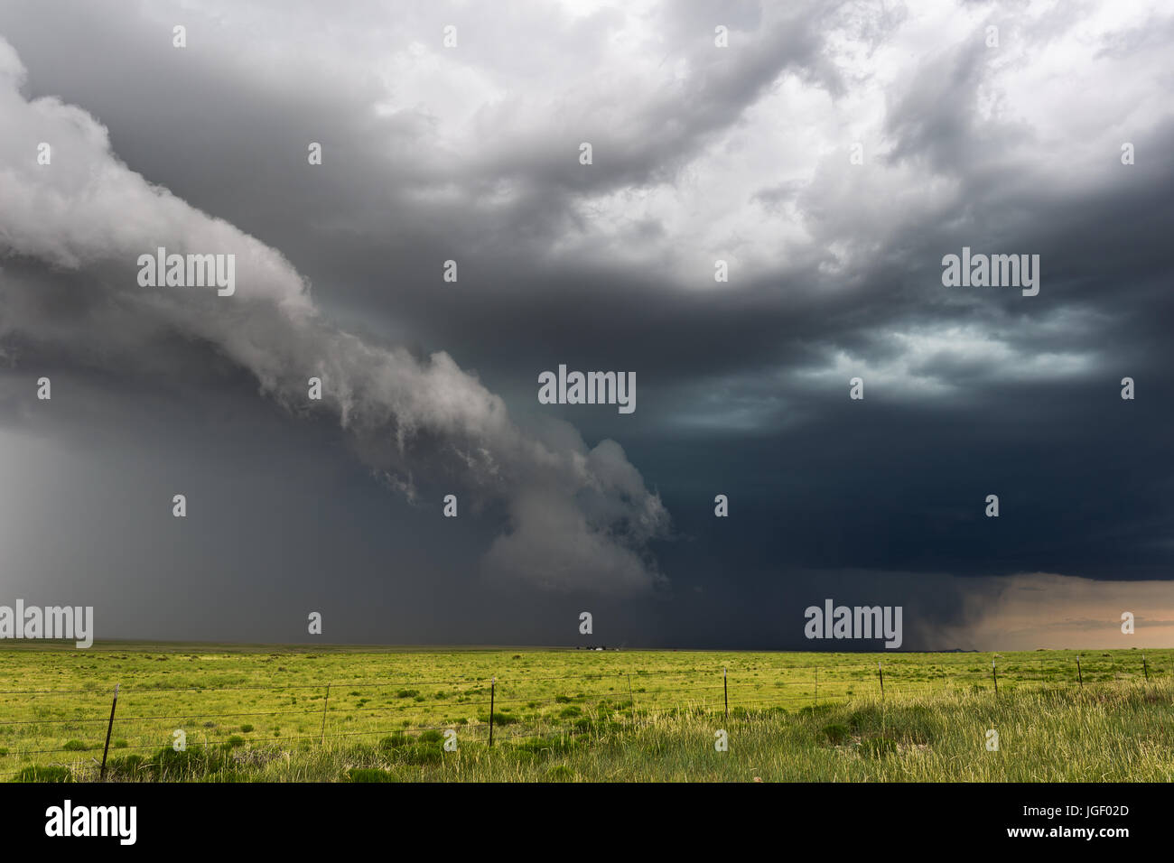 Dunkler stürmischer Himmel und Sommergewitter in der Nähe von Clayton, New Mexico Stockfoto