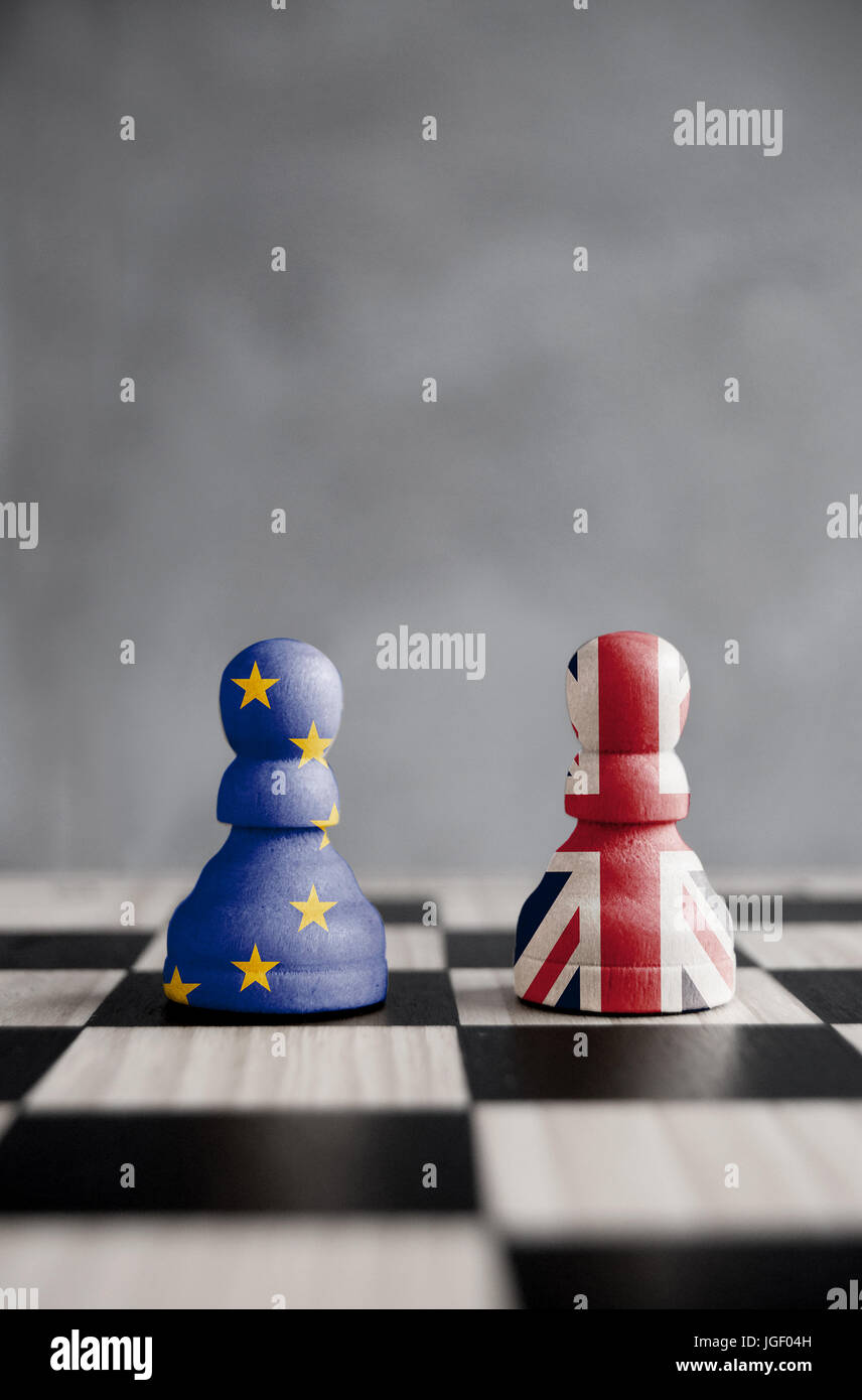 Zwei Bauern mit britischen und europäischen Flaggen auf einem Schachbrett Stockfoto