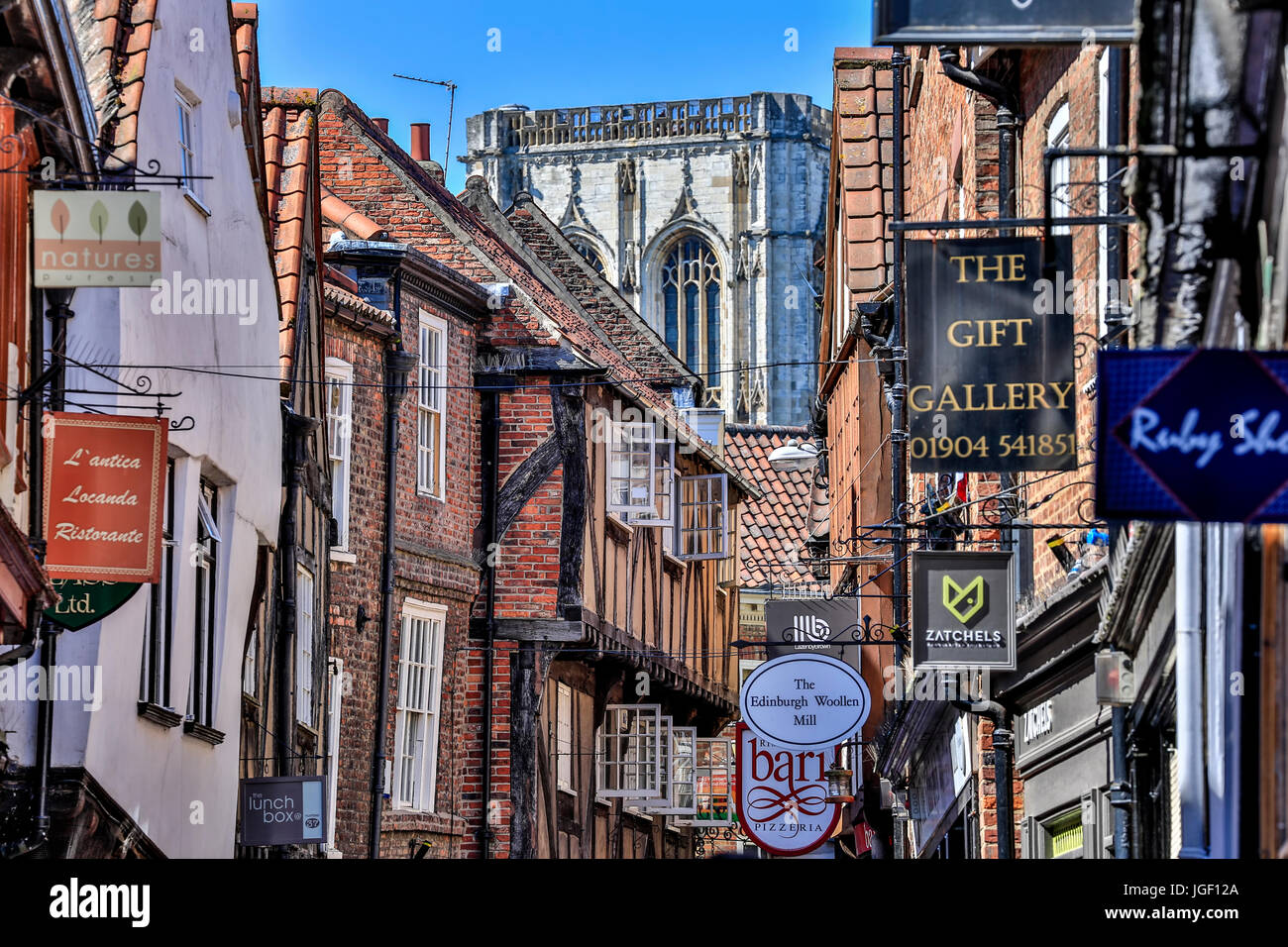 Die Shambles Straße und Turm des York Minster (Kathedrale und Metropolitical Kirche des Heiligen Petrus) im Hintergrund, York, Yorkshire, England, USA Stockfoto