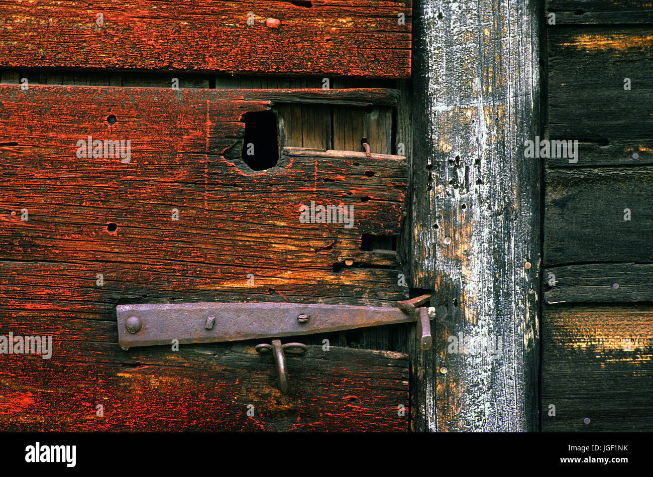 Eine Tür und Riegel auf einem Schuppen im Shelburne Museum, Shelburne, Vermont, USA Stockfoto