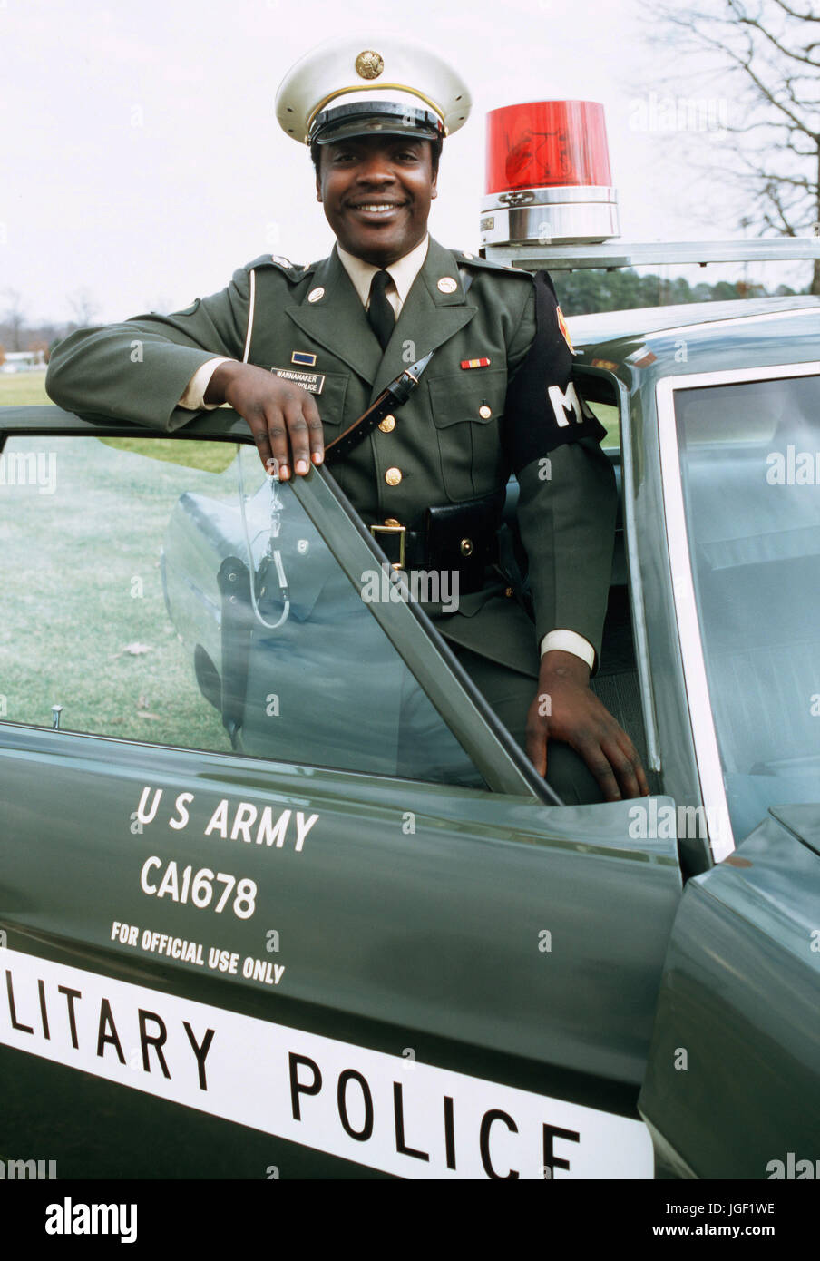 Ein US-Army Militärpolizist steht mit einem Streifenwagen. Stockfoto