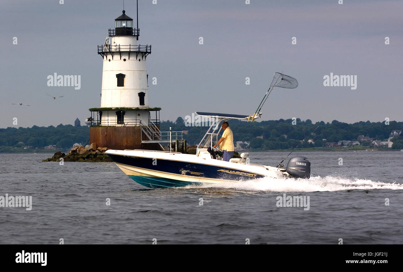 Ein Bootsfahrer dringt Conimicut Licht - Providence, Rhode Island - am Fluss Providence Stockfoto Ein Bootsfahrer dringt Conimicut Licht - Providence, Rhode Island - am Fluss Providence Stockfoto