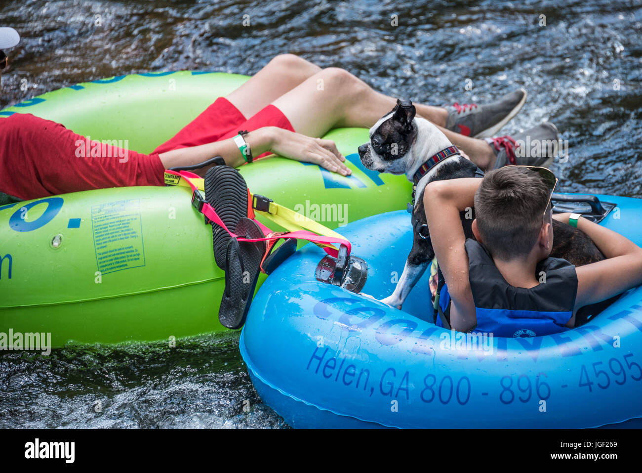 Schlauch am Chattahoochee River in Helen, Georgia. Stockfoto
