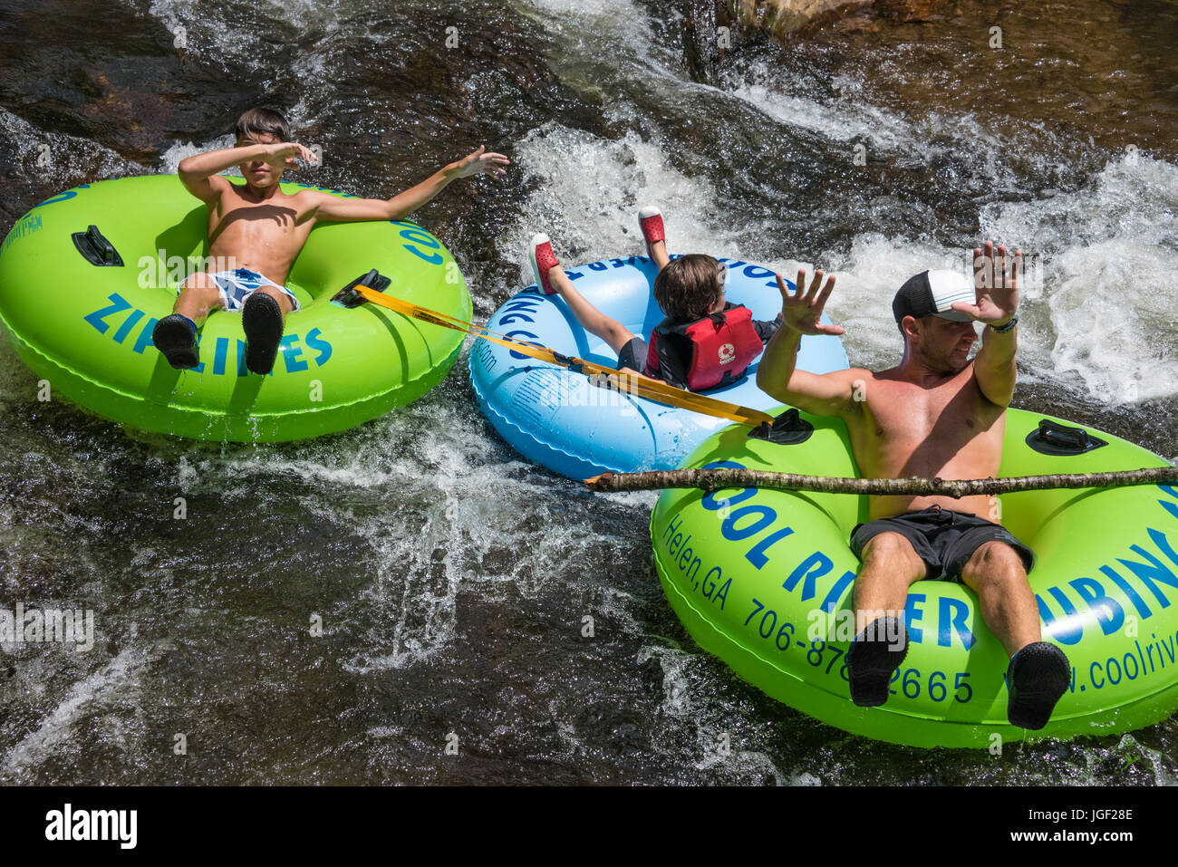 Schlauch am Chattahoochee River in Helen, Georgia. Stockfoto