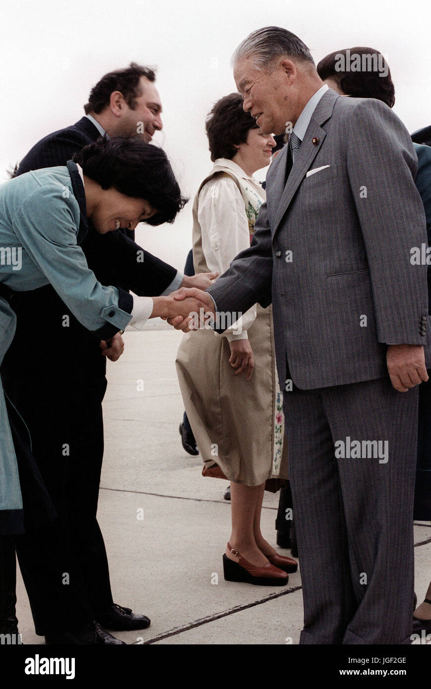 Premierminister Masayoshi Ohira Japans ist bei seiner Ankunft in den Vereinigten Staaten für einen Besuch zu begrüßen. Stockfoto