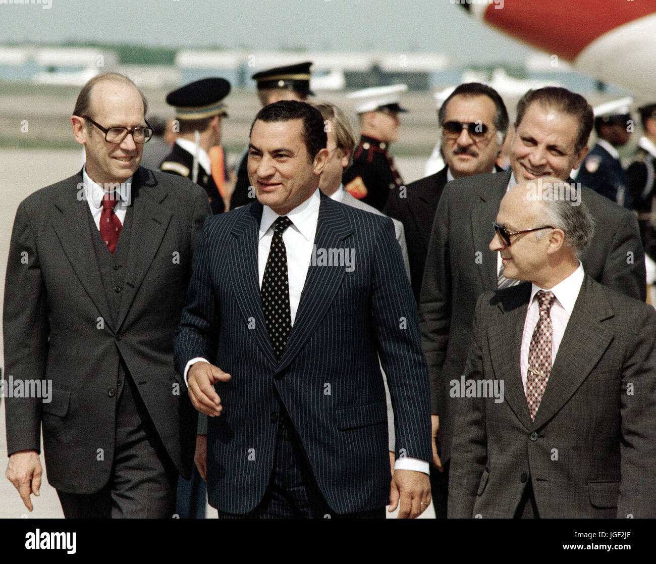 Vice Präsident Hosni Mubarak in Ägypten ist in seinem Flugzeug vor seiner Abreise aus den USA nach seinem Besuch begleitet. Stockfoto