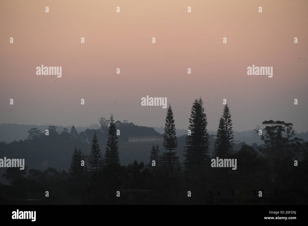 Sonnenuntergang, Sonne, Nebel, 2014, Cotia, São Paulo, Brasilien. Stockfoto
