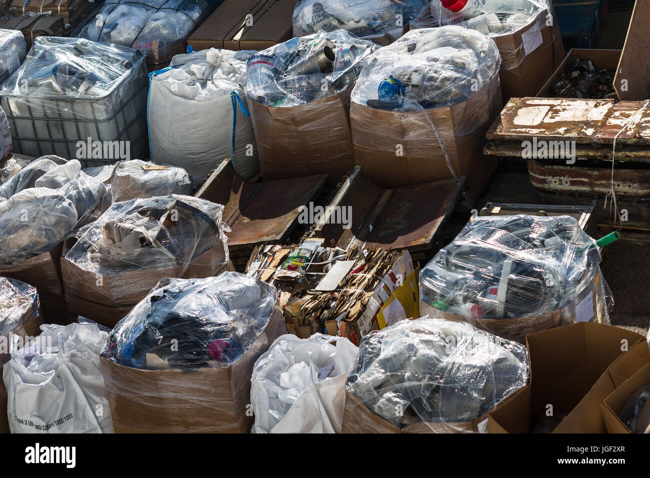 Gelagertem Recycling-Abfall. Abfallentsorgung Quayside Southampton Großbritannien Stockfoto