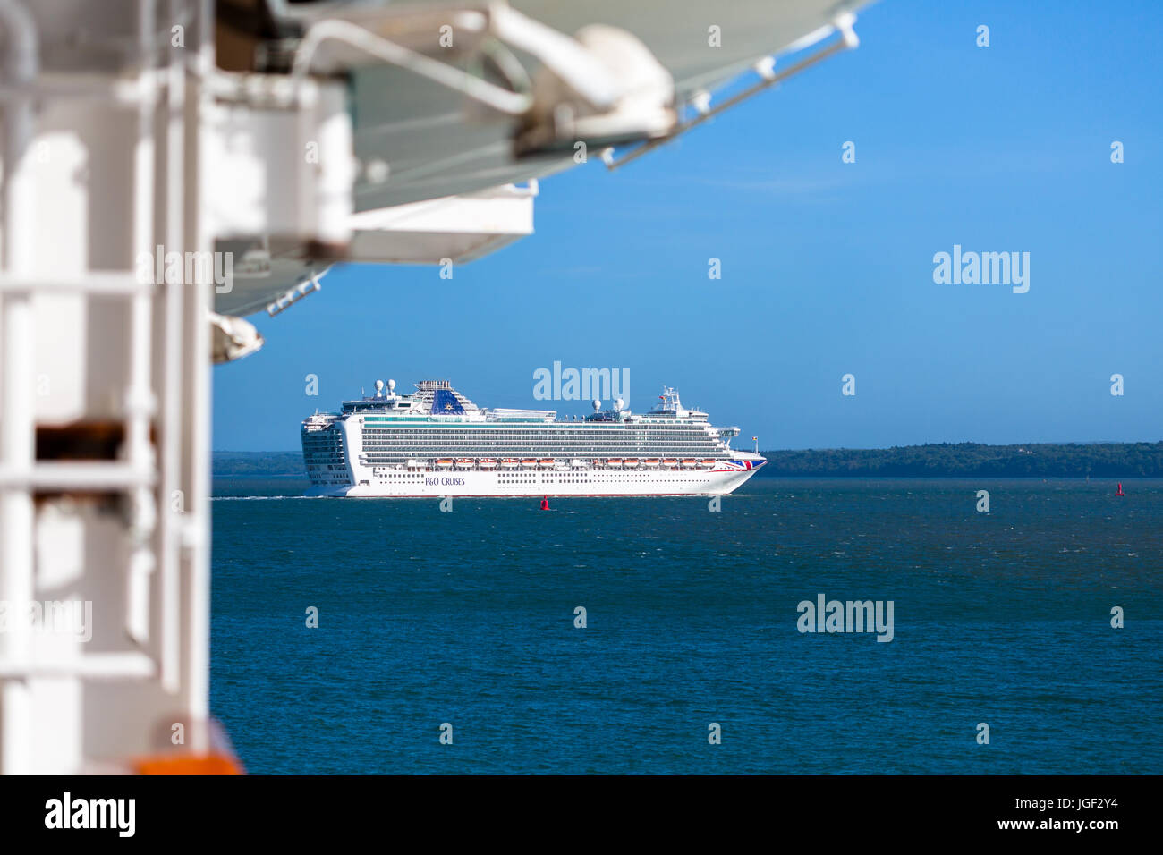 Hafen von Southampton nach unten den Solent am Cruise Schiff Azura, fotografiert von Ventura. P & O Schiffe. Stockfoto