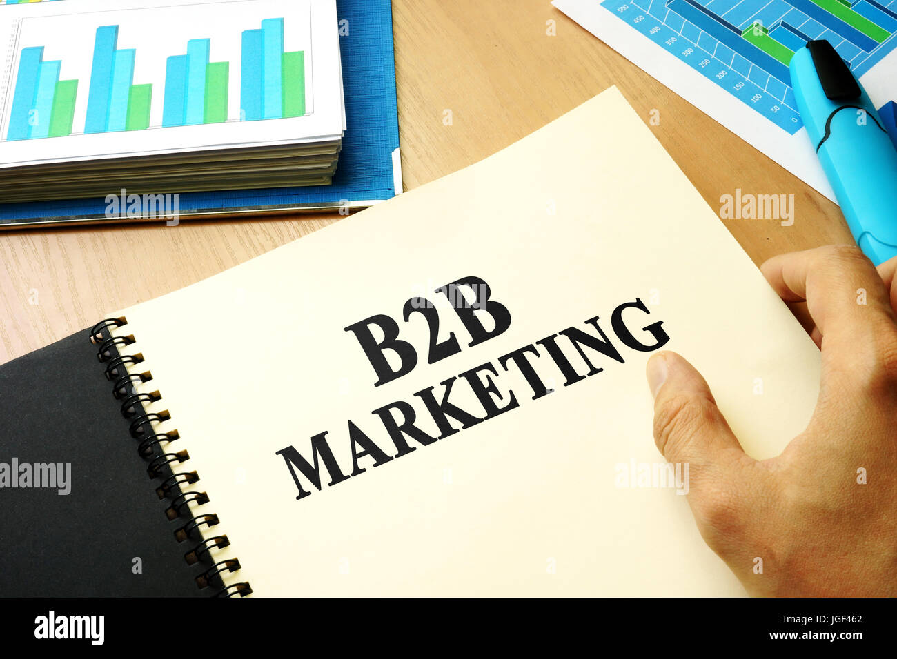 Buchen Sie mit Titel b2b Marketing in einem Büro. Stockfoto