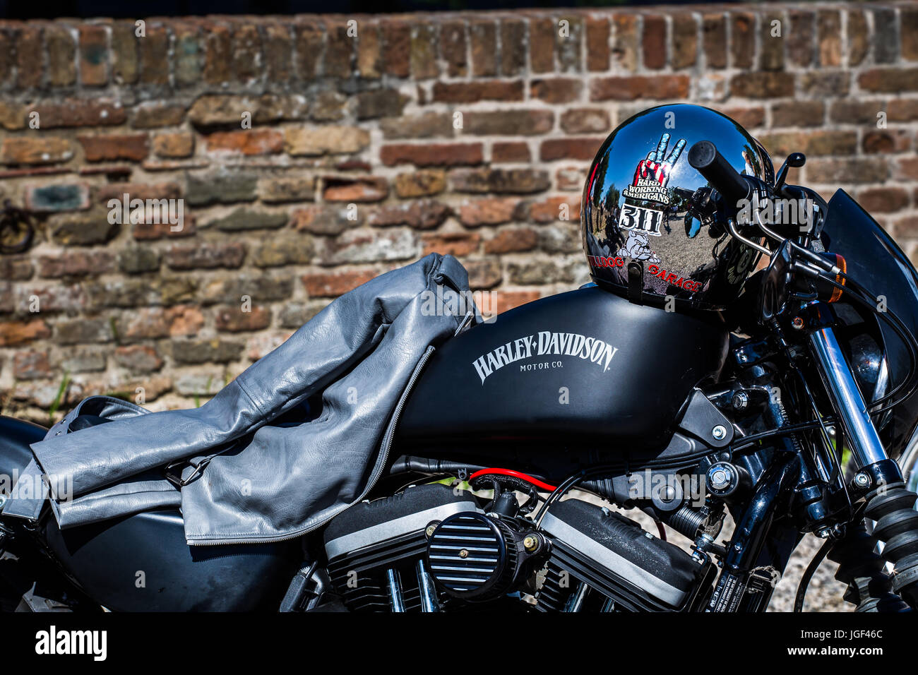 Helm und eine Damen Jacke auf einem Motorrad Harley Davidson Iron 883. Stockfoto