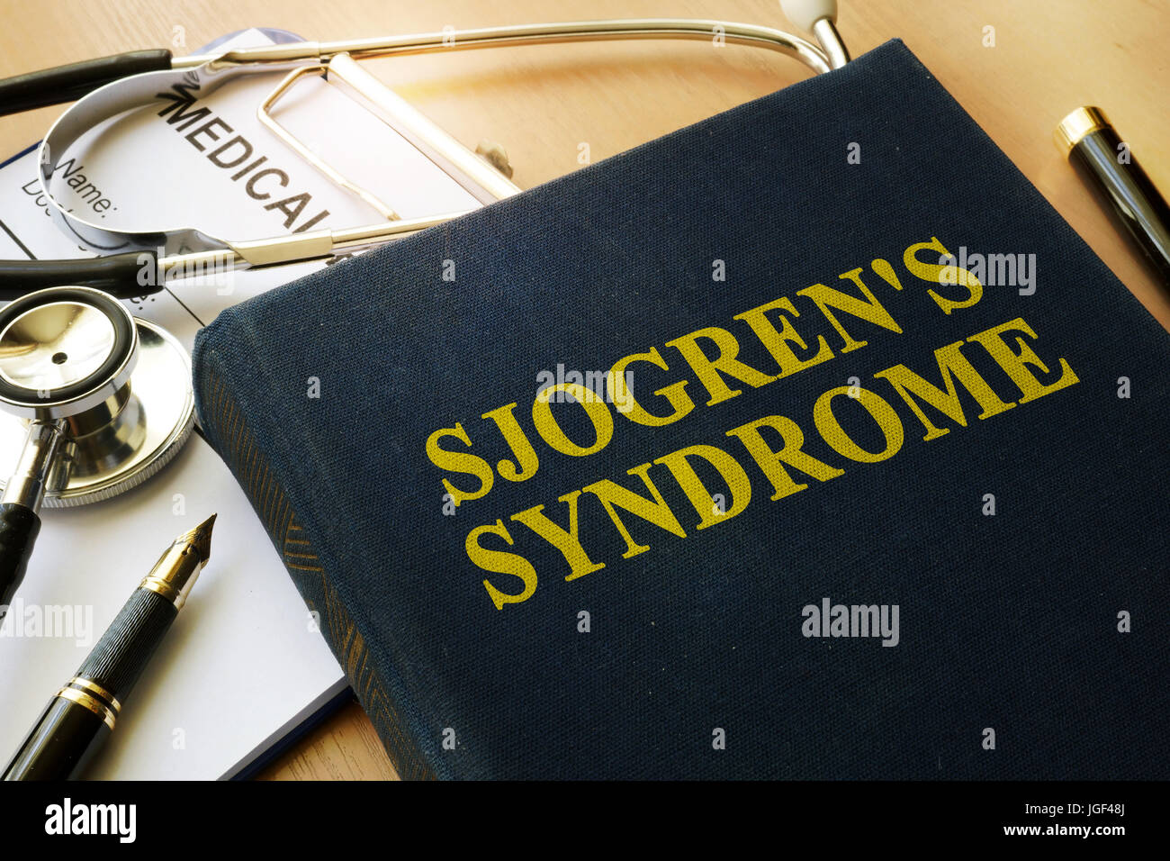 Buchen Sie mit Titel Sjögren-Syndrom auf einem Tisch. Stockfoto