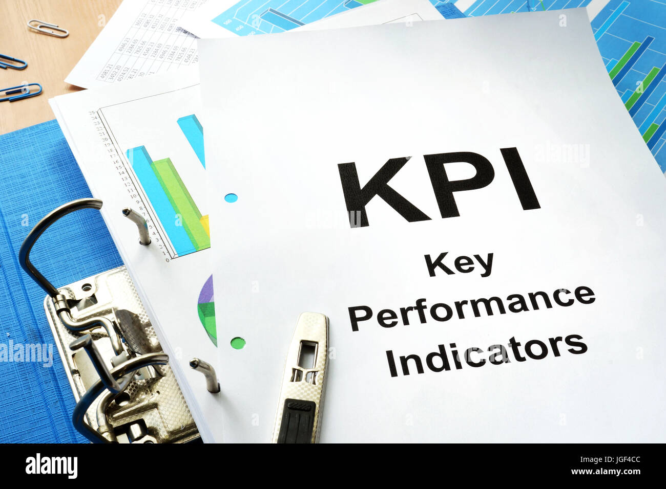 Ordner und Dokumente mit Titel KPI - Key Performance Indicator. Stockfoto