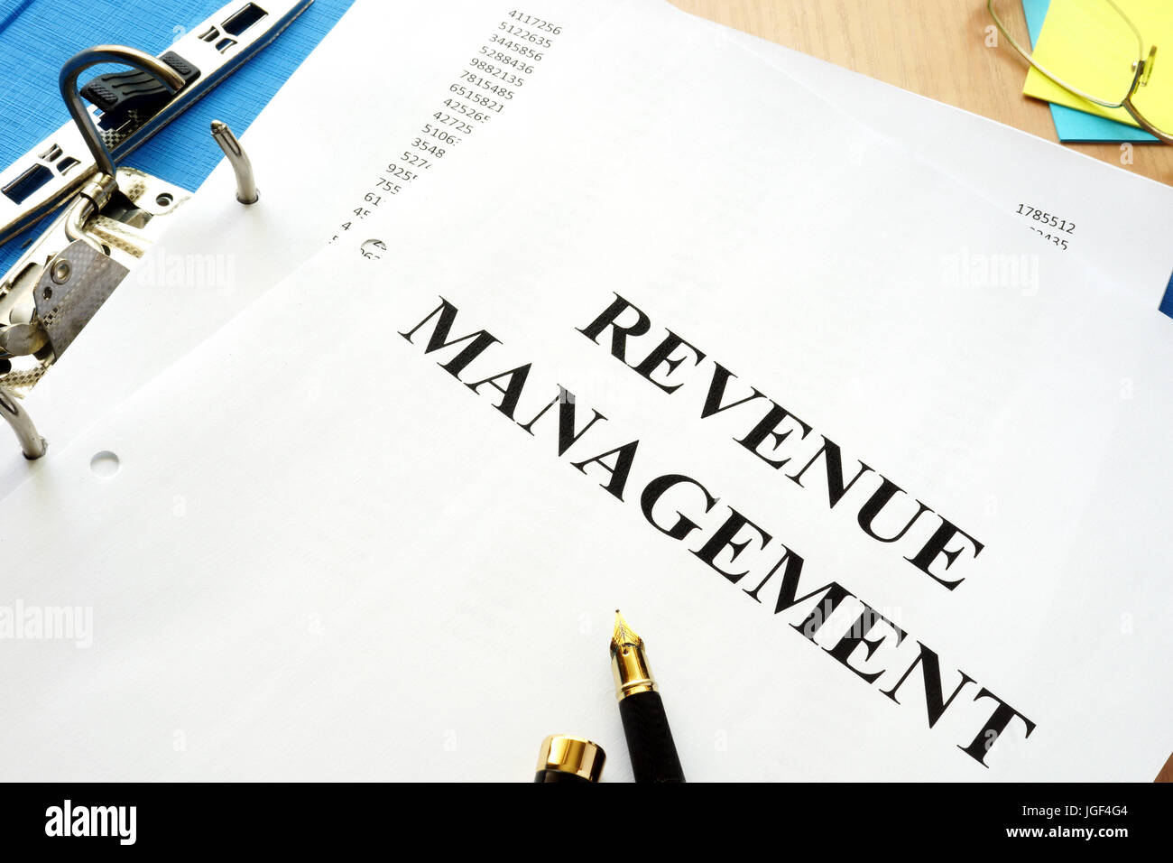 Ordner und Dokumente mit dem Titel Revenue Management. Stockfoto