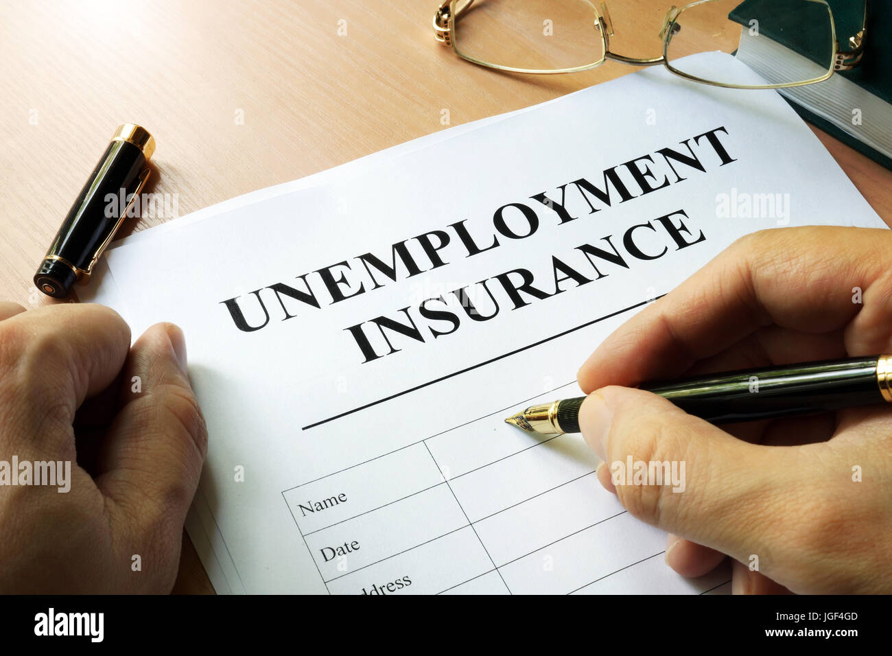 Arbeitslosigkeit Versicherungsformular auf einem Tisch. Stockfoto