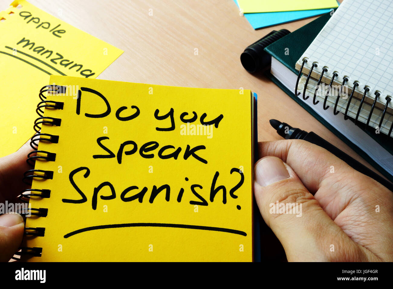 Sprichst du Spanisch? geschrieben in einer Notiz. Stockfoto