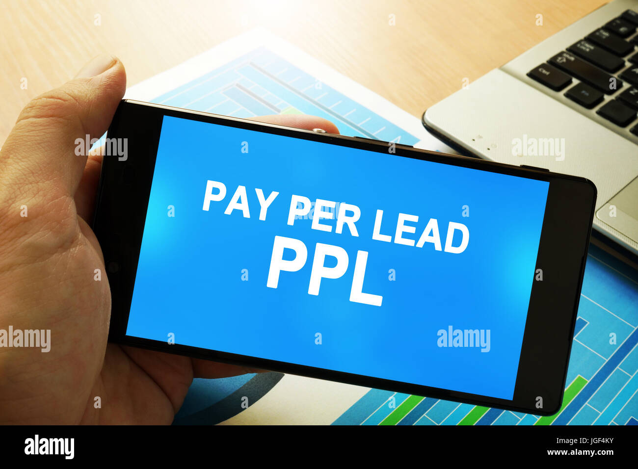 Hand mit Smartphone mit Worten Pay per Lead PPL. Stockfoto