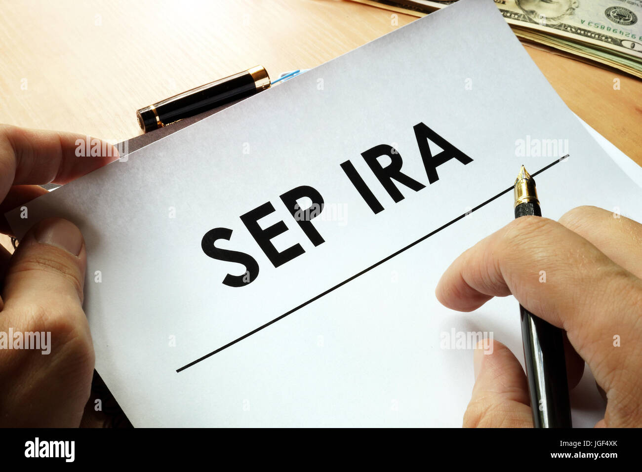 SEP IRA (Mitarbeiter-Rente vereinfacht) auf ein Papier geschrieben. Stockfoto