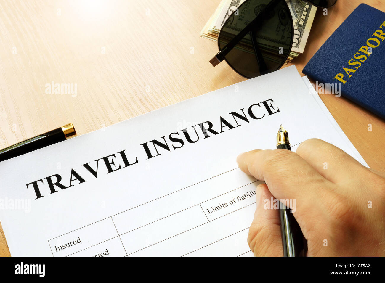 Reisen Sie Versicherungsformular auf einem Tisch. Stockfoto
