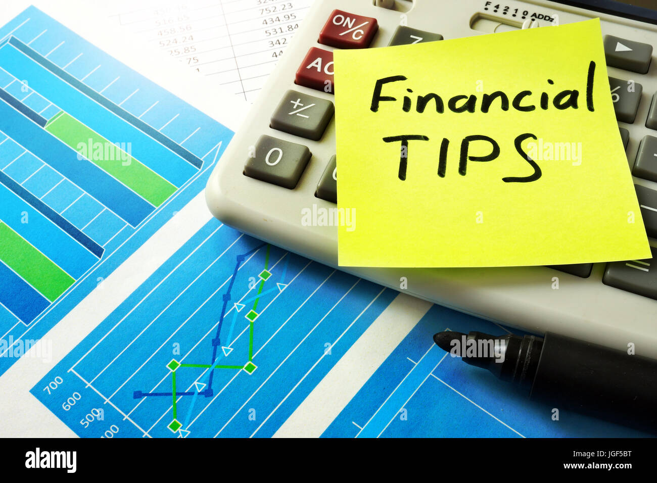 Finanz-Tipps auf einem Memo Stick geschrieben. Stockfoto