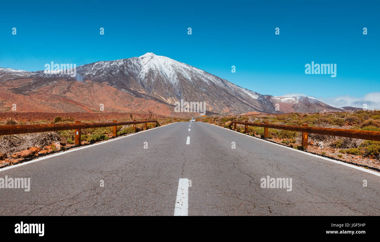 Asphaltstraße in vulkanische Wüste Teneriffa, Kanarische Stockfoto