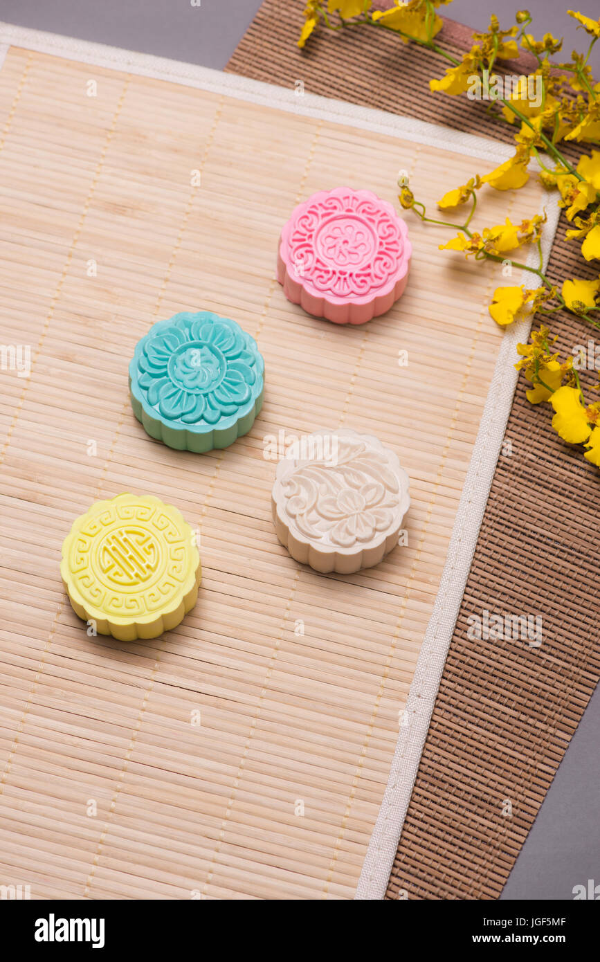 Traditionelle Mooncakes am gedeckten Tisch. Verschneite Haut Mooncakes. Chinesische Mitte Herbst Festival Lebensmittel. Stockfoto