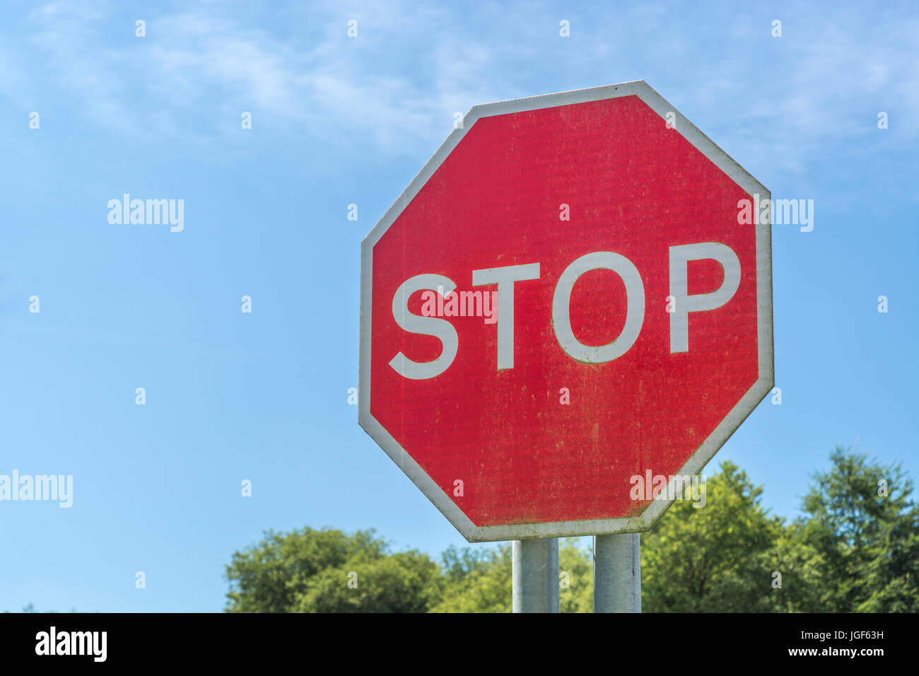 Achteckige rote Verkehrsstopschild gegen blauen Sommerhimmel gesehen. Mögliche Metapher für die Schließung der US-Regierung. Metapher für 'Obey', Ende der Straße. Stockfoto