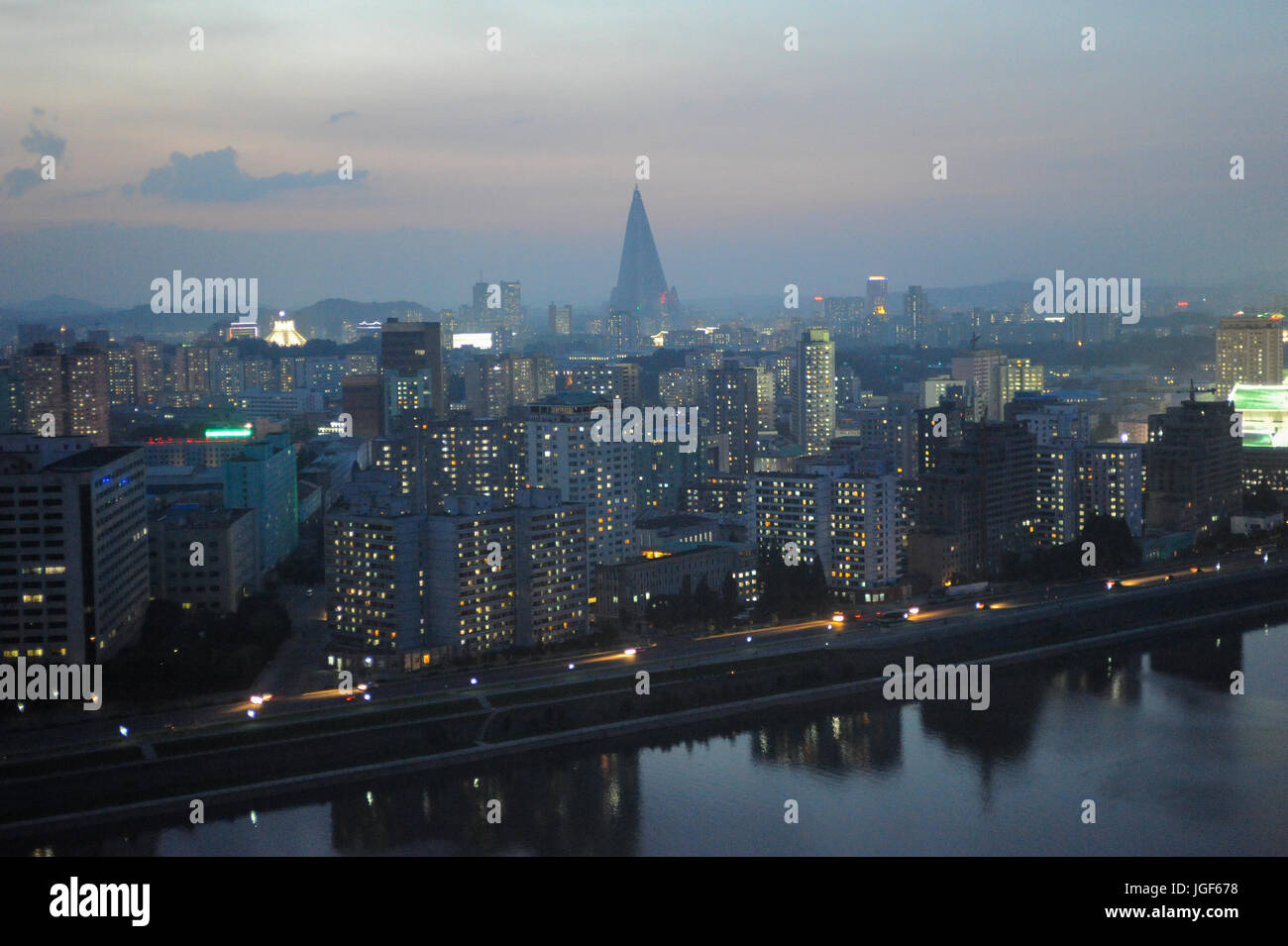 07.08.2012, Pyongyang, Nordkorea, Asien - einen erhöhten Blick auf zentrale Pyongyang in der Dämmerung mit dem unfertige Ryugyong Hotel im Hintergrund. Stockfoto