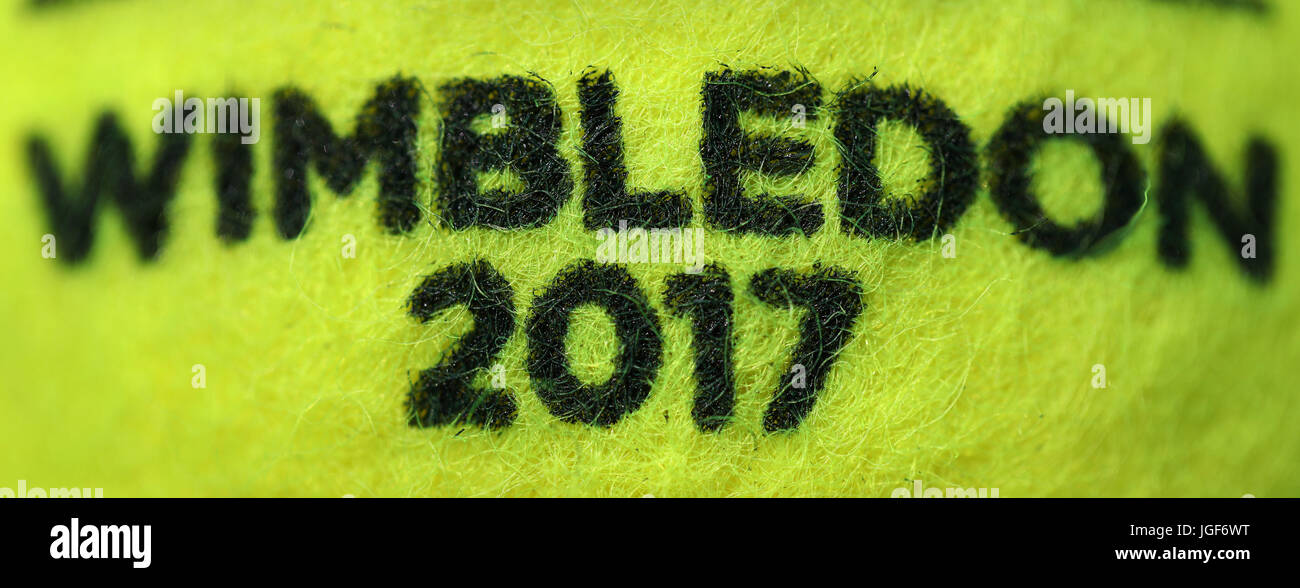 Eine Slazenger Tennisball am Tag vier der Wimbledon Championships bei den All England Lawn Tennis and Croquet Club, Wimbledon. PRESSEVERBAND Foto. Bild Datum: Donnerstag, 6. Juli 2017. PA-Geschichte-TENNIS-Wimbledon zu sehen. Bildnachweis sollte lauten: Philip Toscano/PA Wire. Einschränkungen: Nur zur redaktionellen Verwendung. Keine kommerzielle Verwendung ohne vorherige schriftliche Zustimmung von der AELTC. Noch Bild verwenden nur - keine bewegten Bilder, Sendung zu emulieren. Keine Überlagerung oder Entfernung von Sponsor/Ad-Logos. Stockfoto