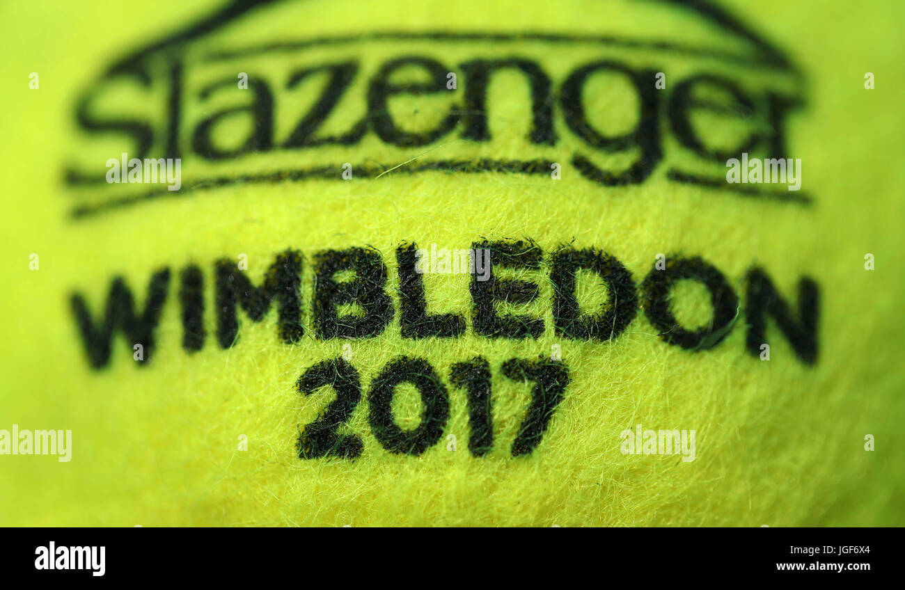 Ein Slazenger Tennisball am vierten Tag der Wimbledon Championships im All England Lawn Tennis and Croquet Club, Wimbledon. DRÜCKEN SIE VERBANDSFOTO. Bilddatum: Donnerstag, 6. Juli 2017. Siehe PA Geschichte TENNIS Wimbledon. Bildnachweis sollte lauten: Philip Toscano/PA Wire. Stockfoto