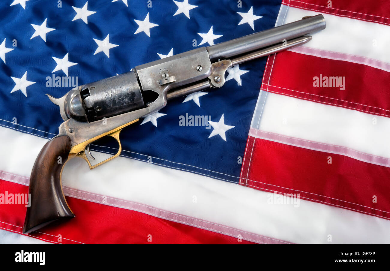 Alte western Cowboy Pistole auf Flagge mit Platz für Ihren Typ. Stockfoto