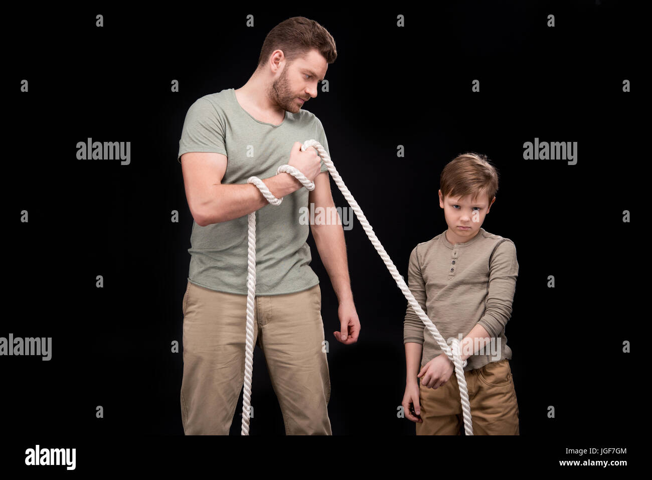 Vater mit einem Seil gefesselt stören kleine Sohn, Familienprobleme Konzept  Stockfotografie - Alamy