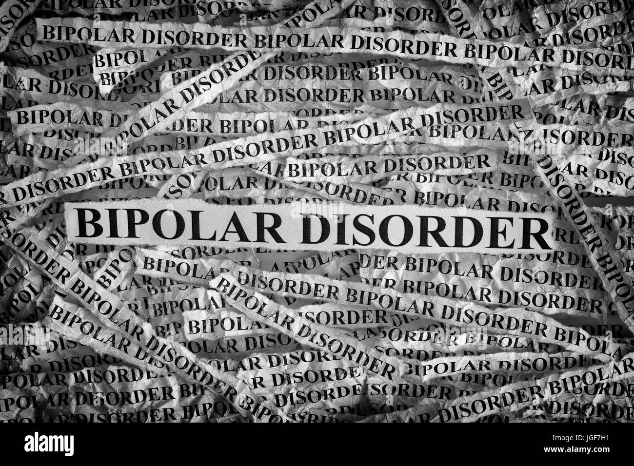 Bipolare Störung. Zerrissenen Zettel mit den Worten einer bipolaren Störung. Konzept-Bild. Schwarz und weiß. Closeup. Stockfoto