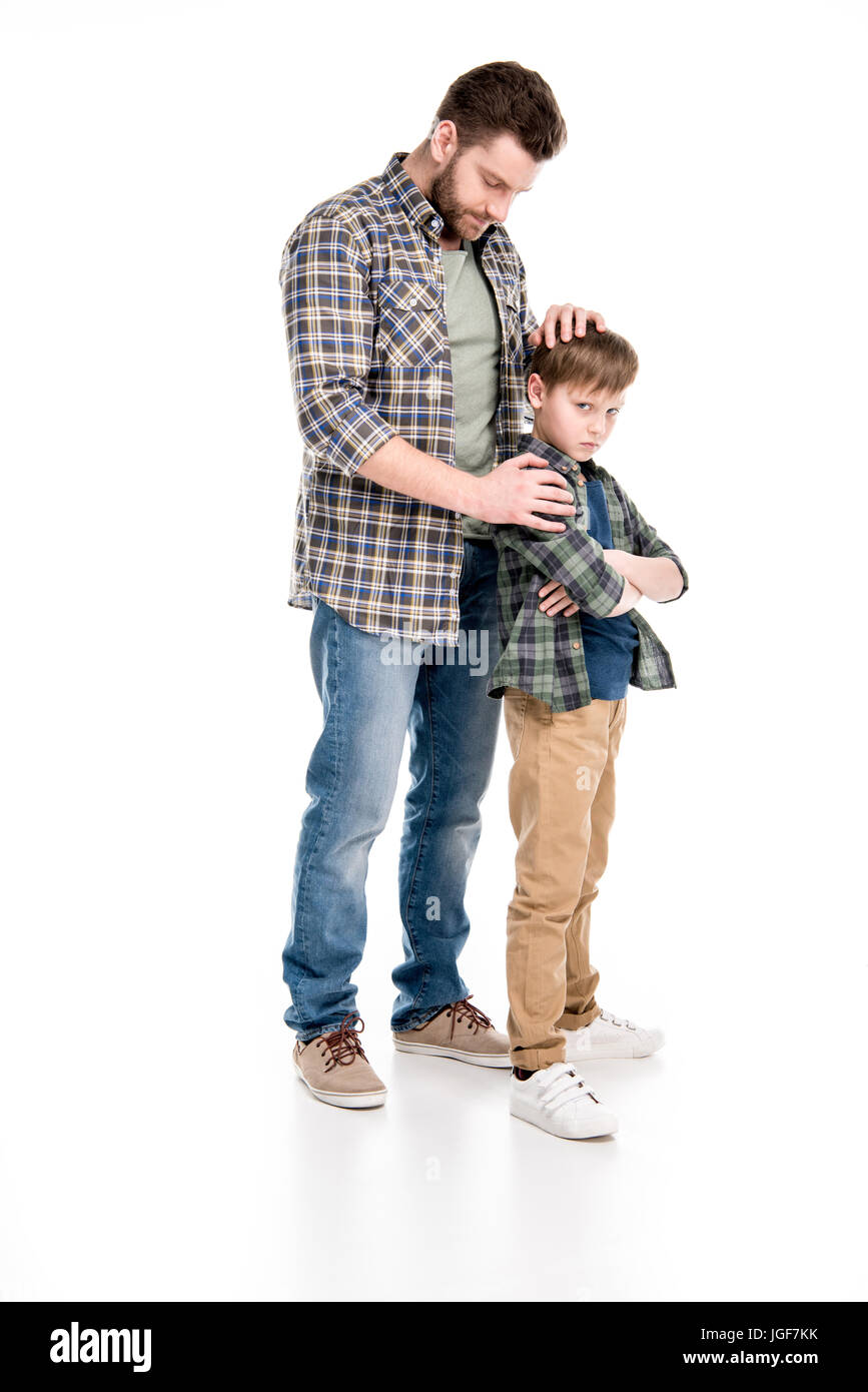 Vater umarmen ernst Sohn stand mit verschränkten Armen, Familienprobleme Konzept Stockfoto