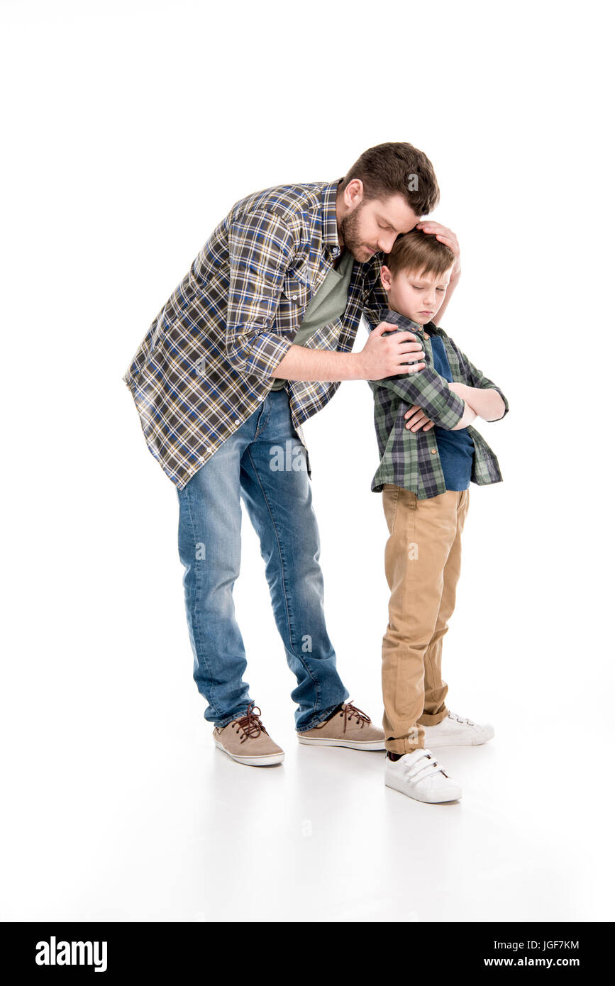 Vater umarmen ernst Sohn stand mit verschränkten Armen, Familienprobleme Konzept Stockfoto