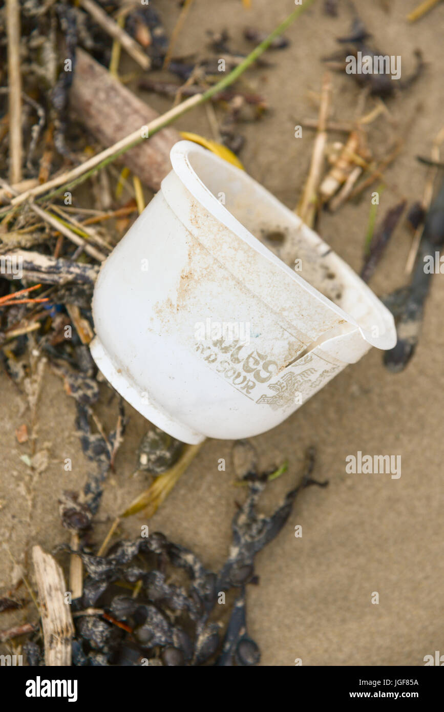 Schutt und Geröll links auf Walisisch Strand folgenden starken Wind- und Wetterbedingungen. UK. Stockfoto