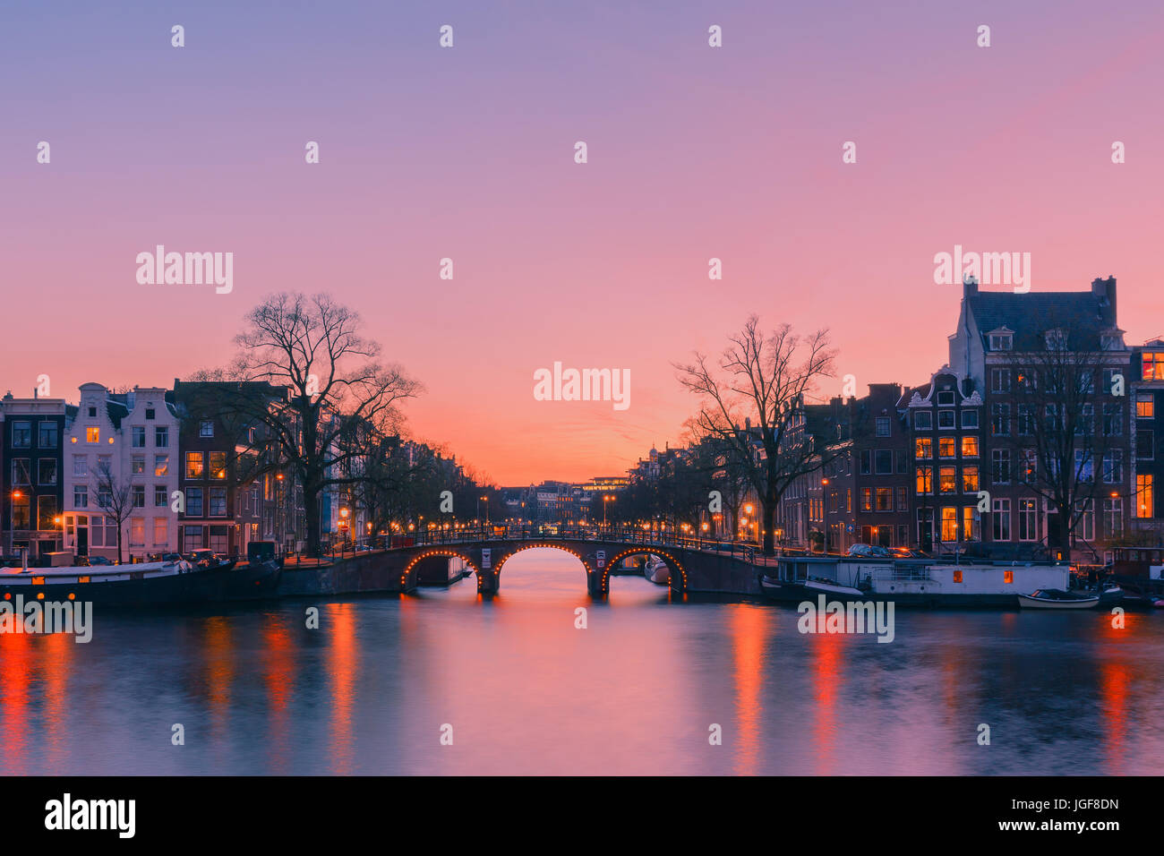 Ein Abend am Amstel Kanal in Amsterdam, Niederlande. Stockfoto
