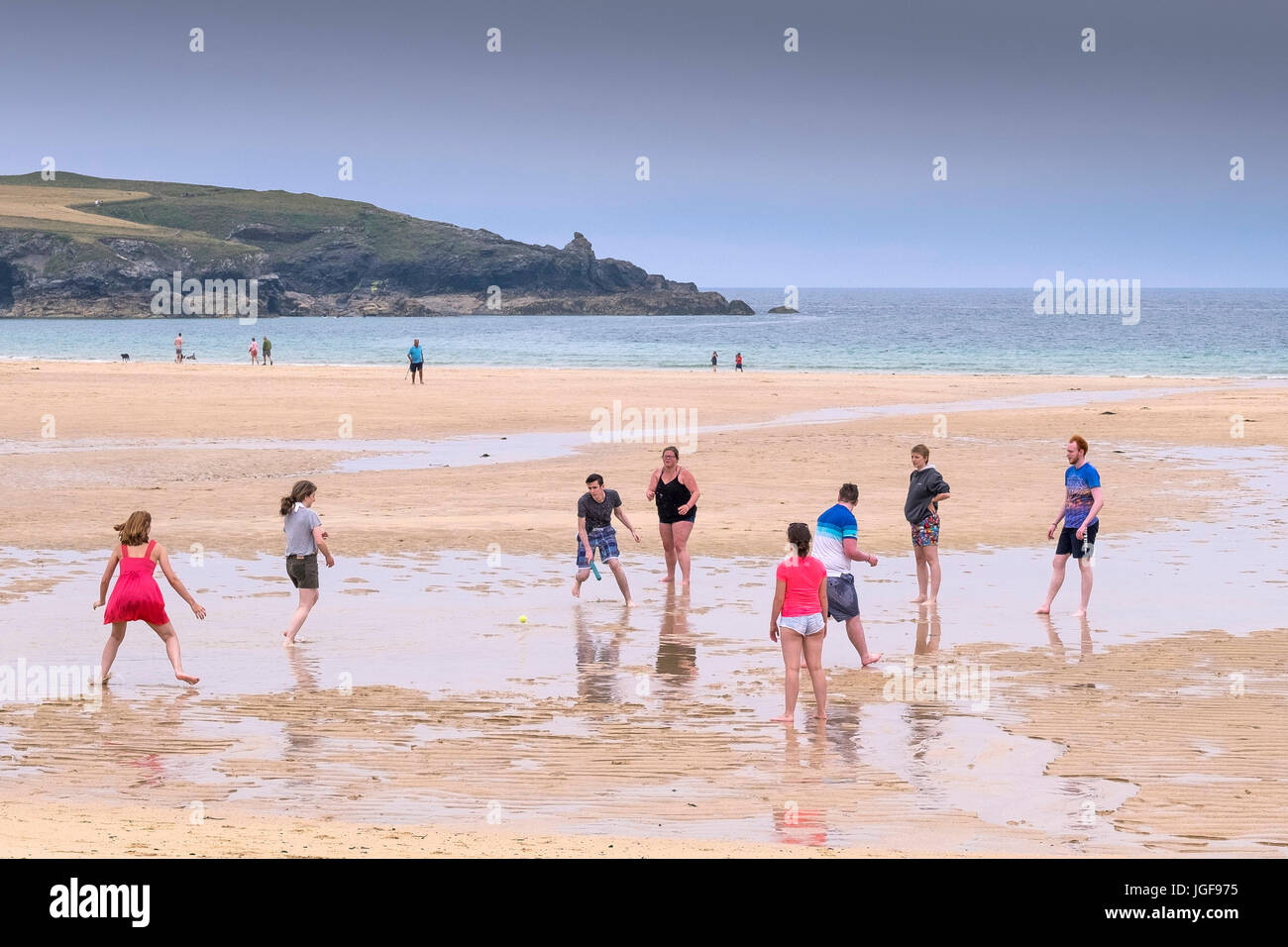 Menschen am Strand. Junge Urlauber ein Spiel Rounders am Strand von Harlyn Bay in Cornwall. Stockfoto