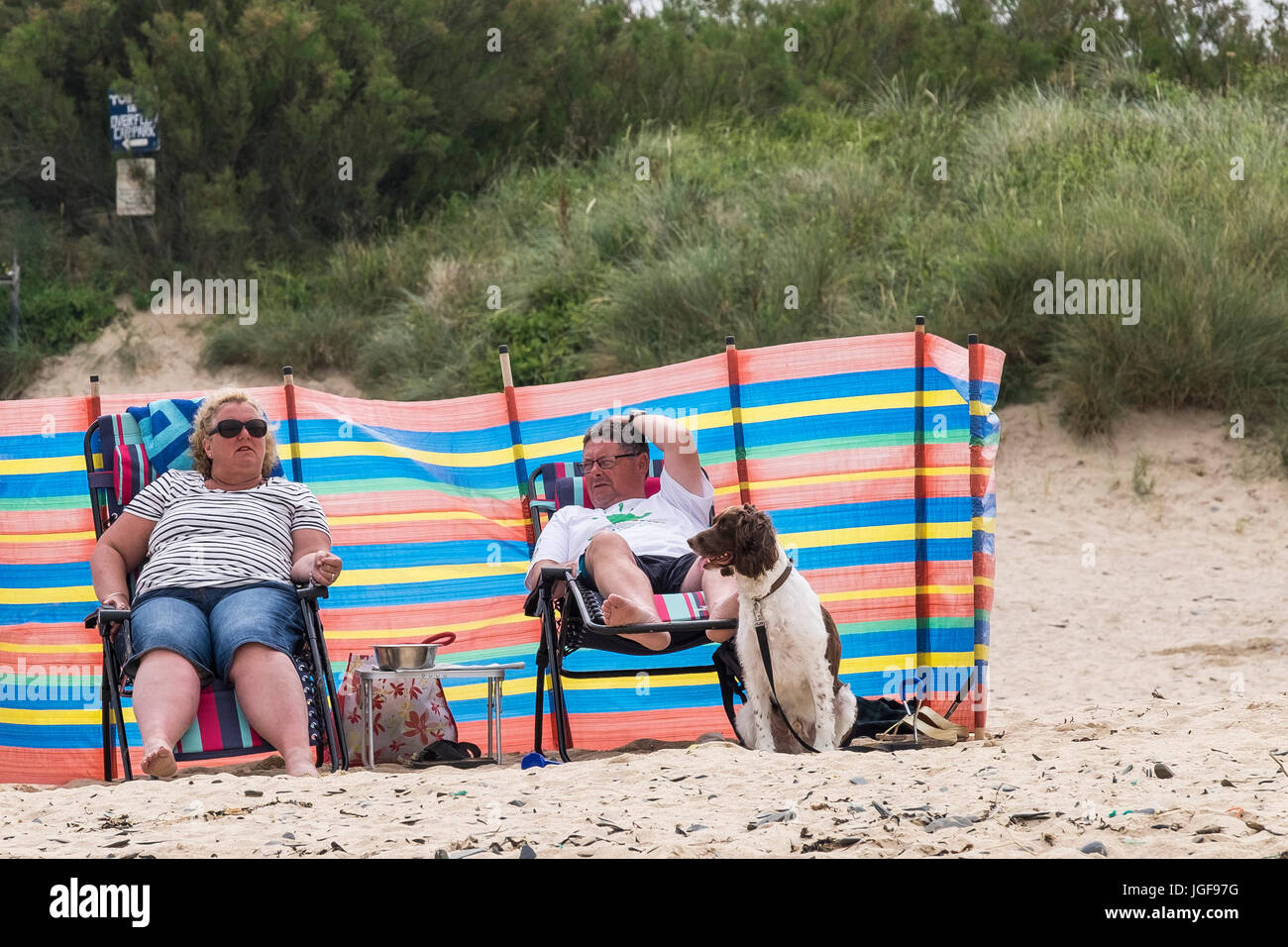 Menschen am Strand.  Urlauber entspannen am Strand von Harlyn Bay an der Küste von North Cornwall. Stockfoto