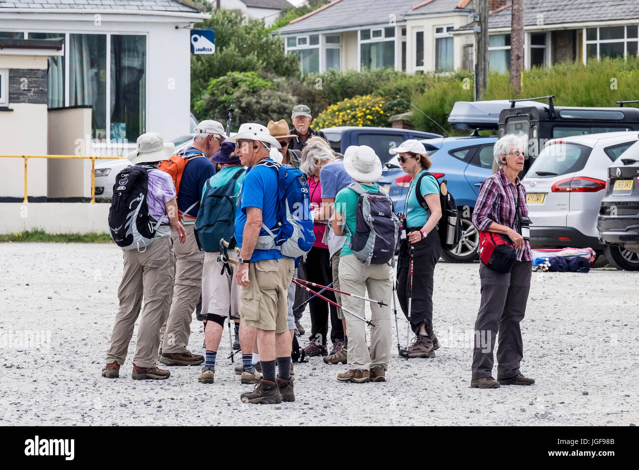 Eine Gruppe von Wanderern in einem Parkhaus zu sammeln. Stockfoto