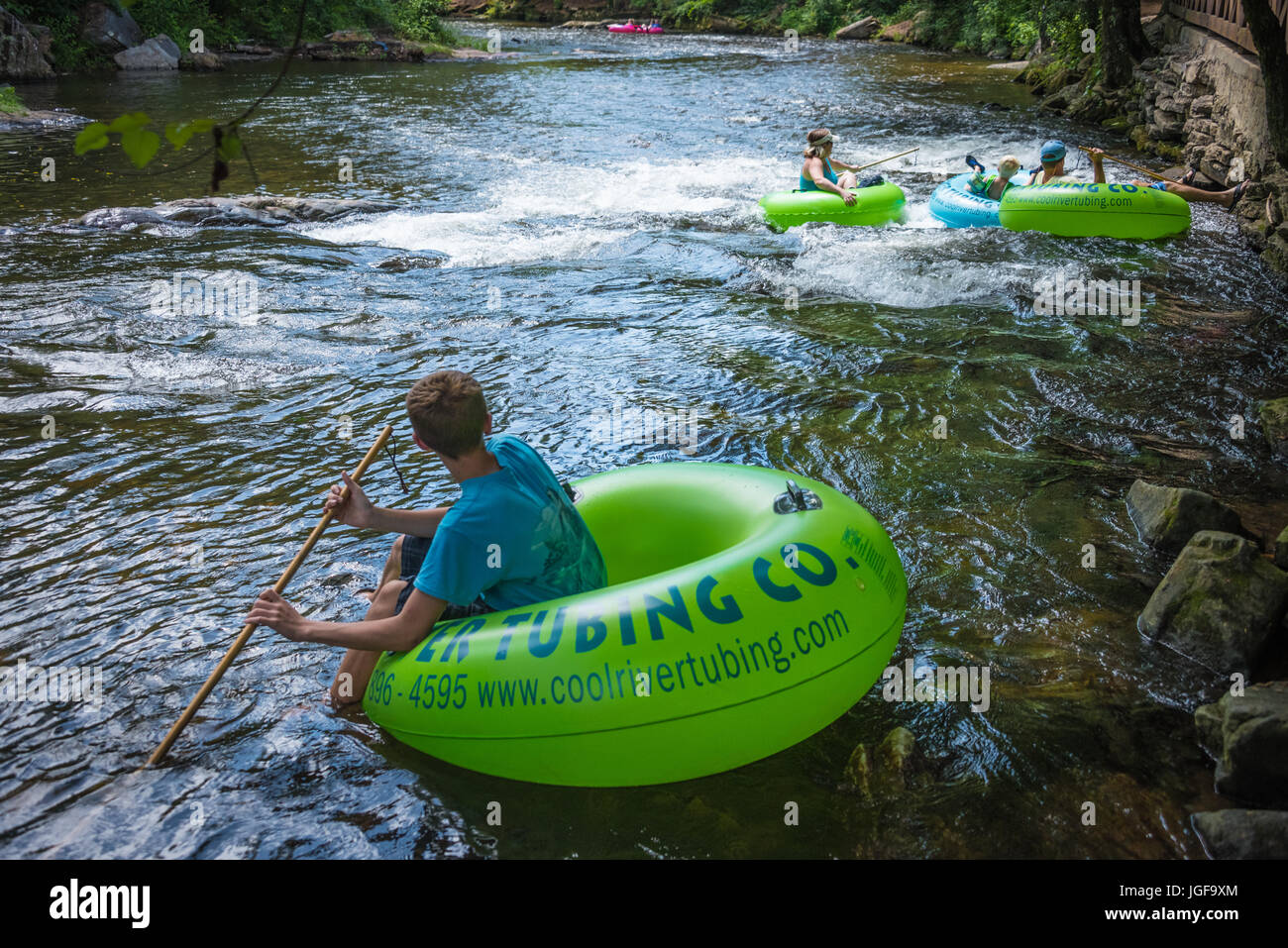 Schlauch am Chattahoochee River in Helen, Georgia. Stockfoto